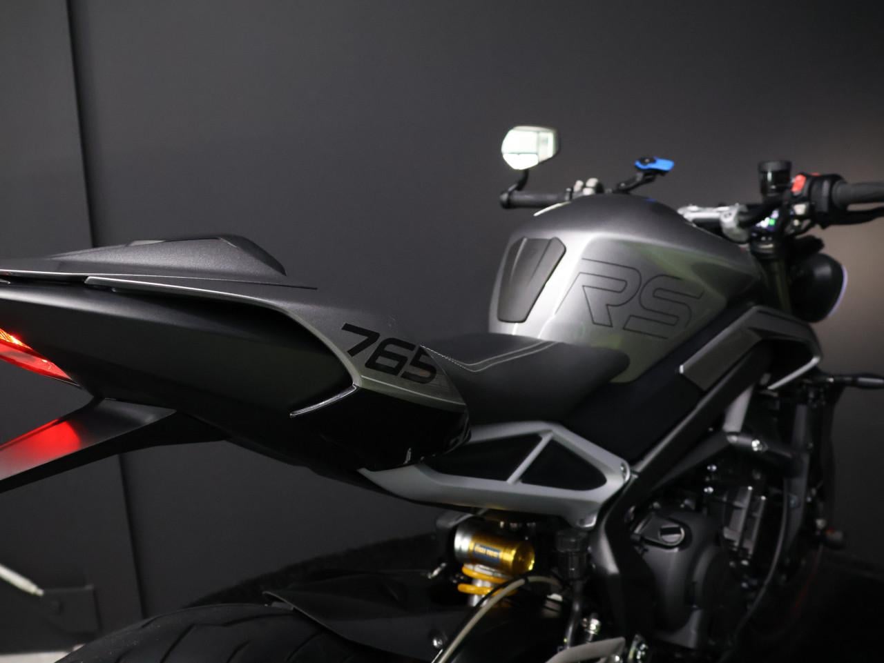 STREET TRIPLE RS | Silver ice