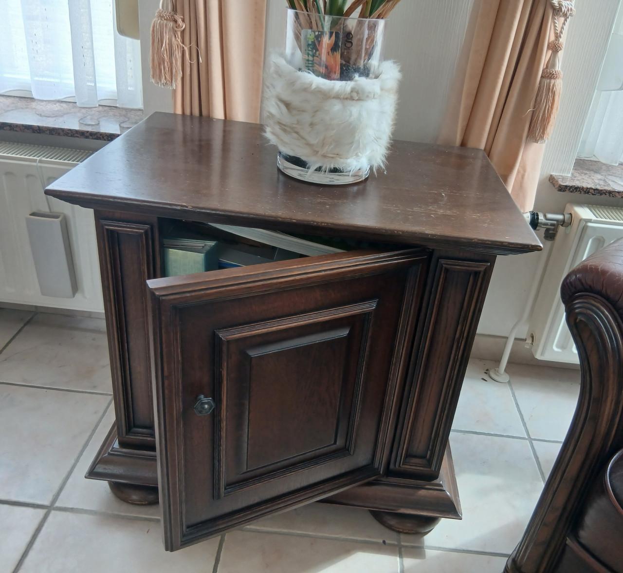 Gratis Bankstel, 3 fauteuils, salontafel, kastje en eventueel vloerkleed