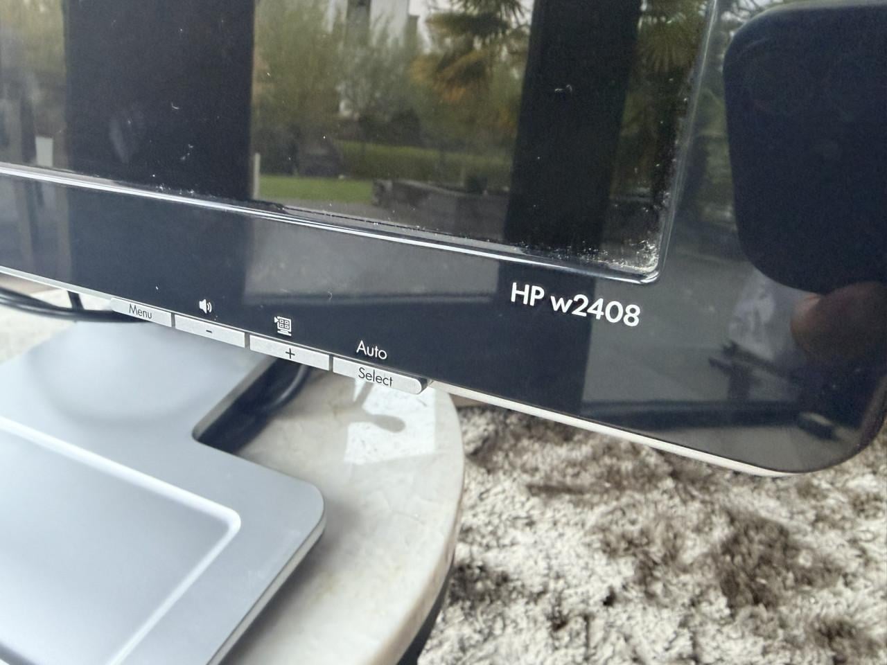 HP w2408 24 inch monitor – verstelbare voet – werkt goed
