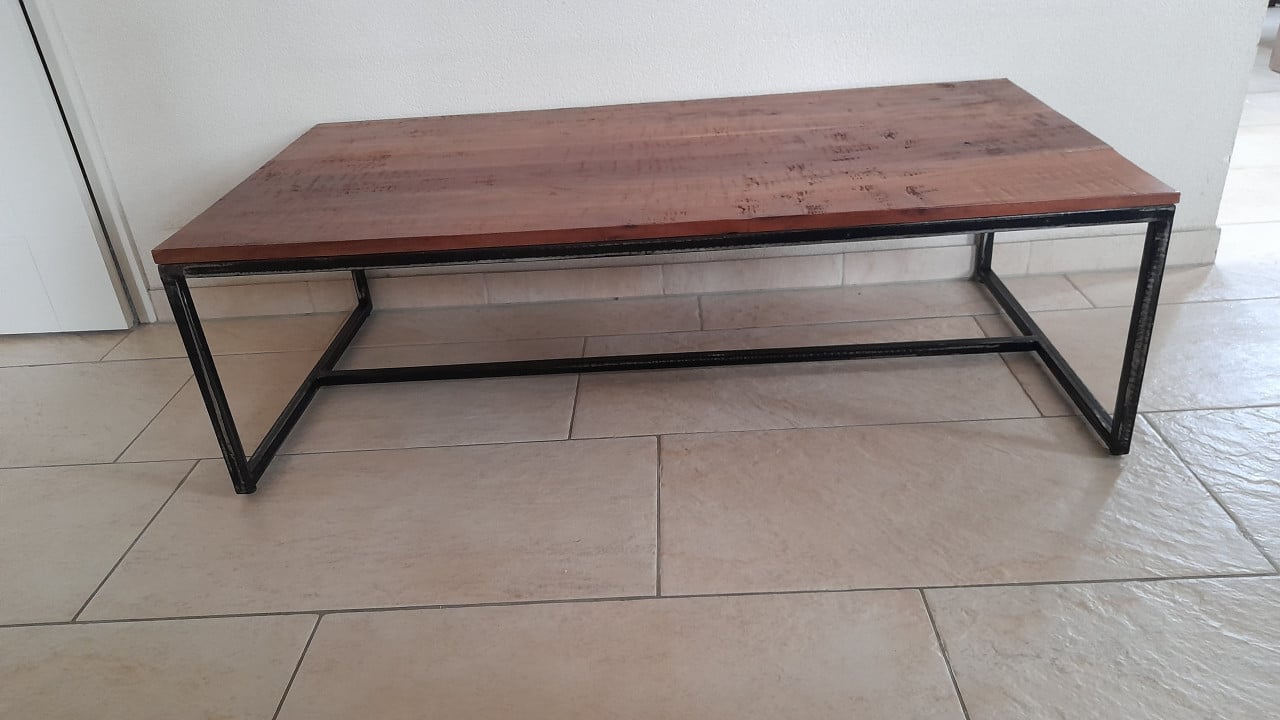 Prachtige salon tafel 118 x 60 x 36H (z.g.a.n.)