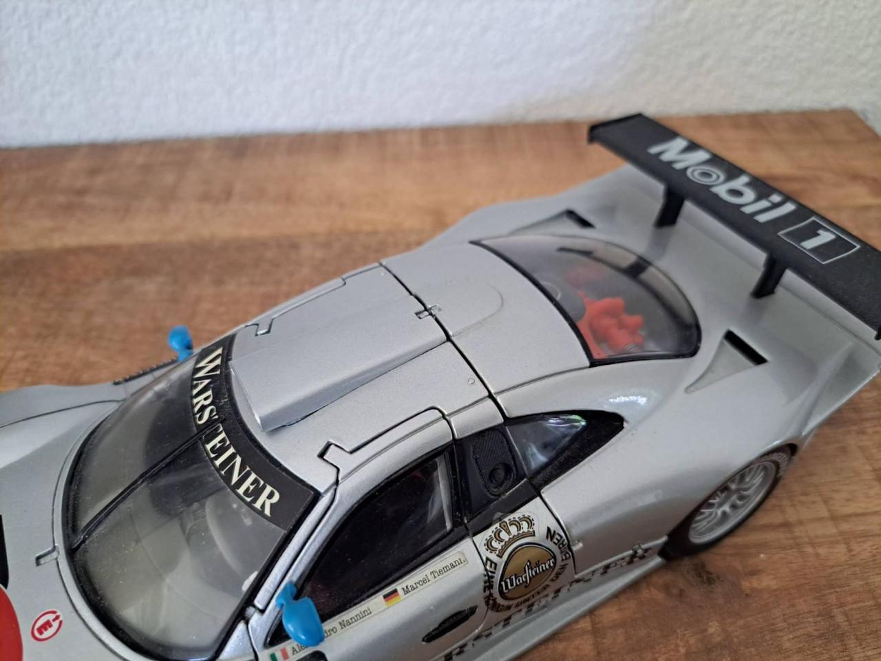 Mercedes-Benz CLK-GTR met startnummer 10