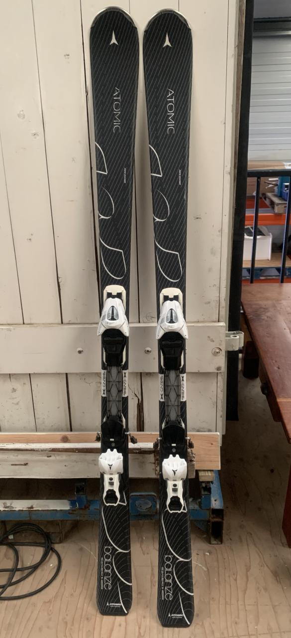 Mooie zwarte Atomic Cloud dames ski, 1,55