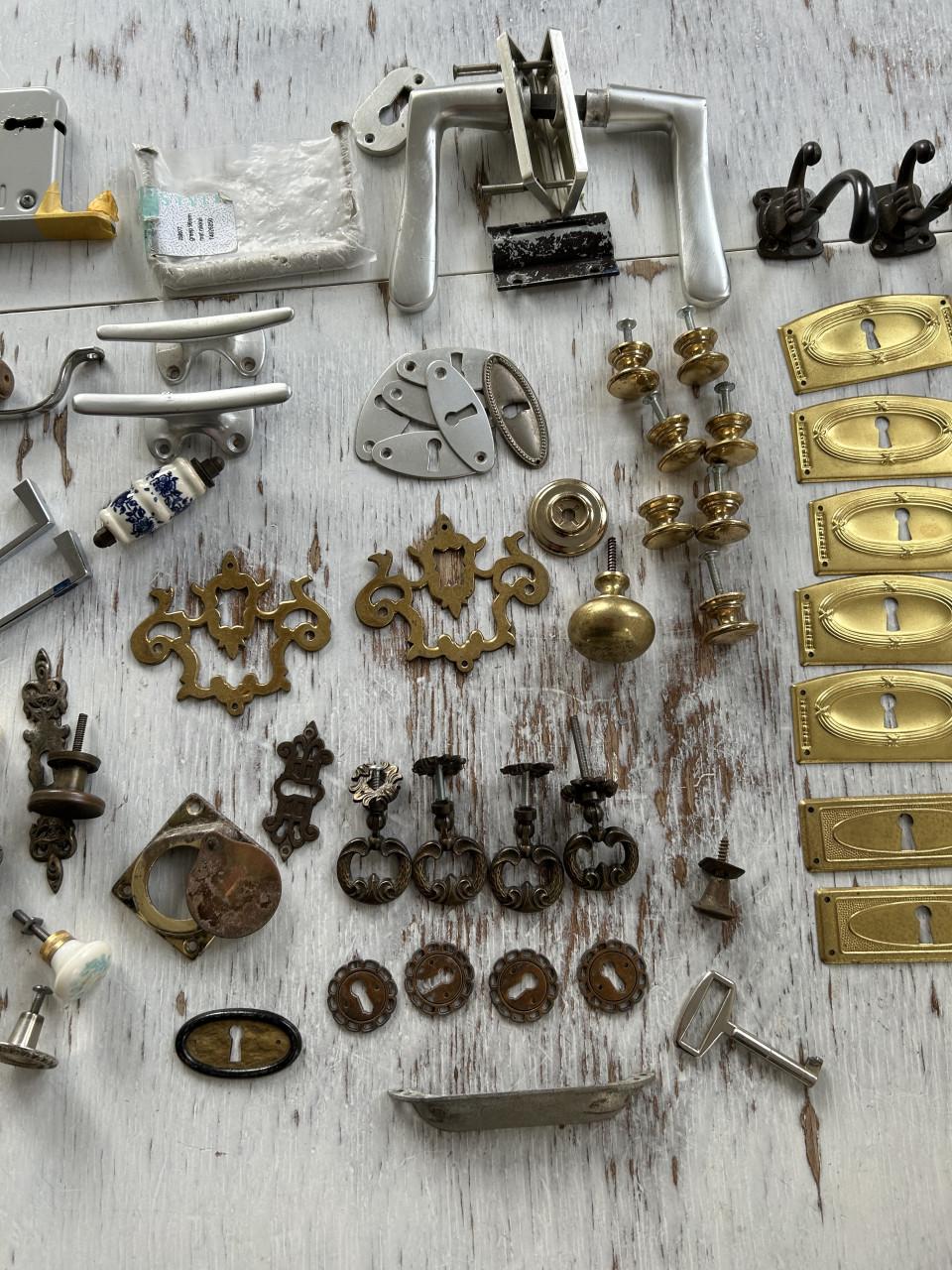 Allerlei hang en sluitwerk.