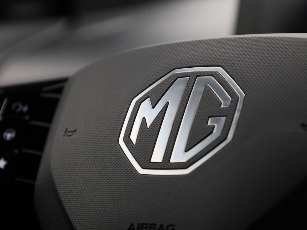 MG 3 mg3 hybrid+ 1.5 hybrid luxury 17'' velgen | zwart dak & spiegels | pri