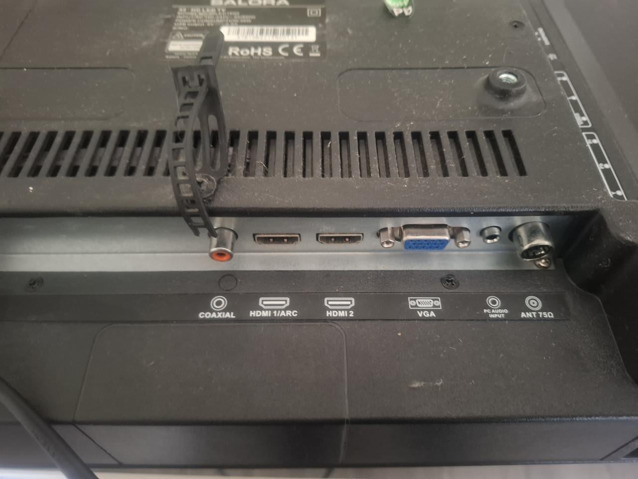 32 inch Solara tv uit 2024 niet veel aangestaan met muurbeugel.