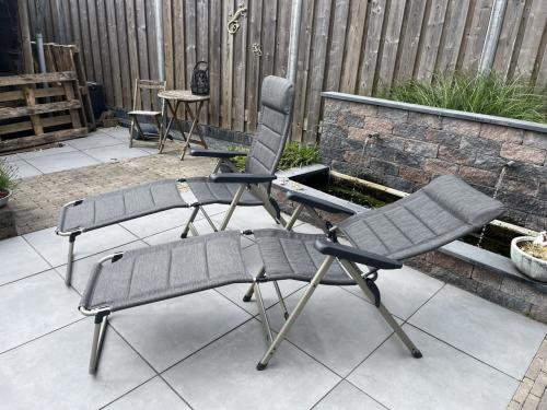 2 Campingstoelen met voetenbank