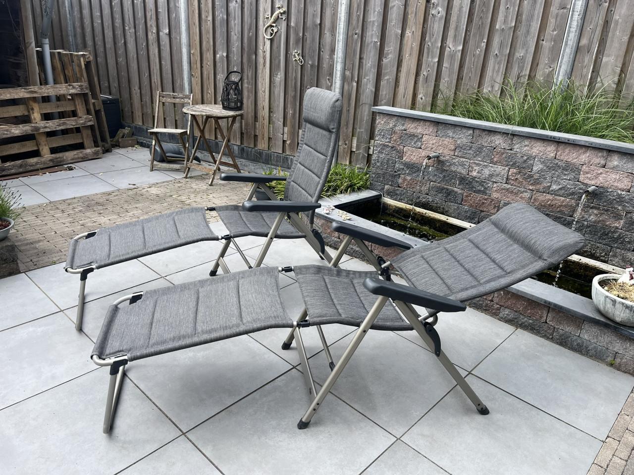 2 Campingstoelen met voetenbank