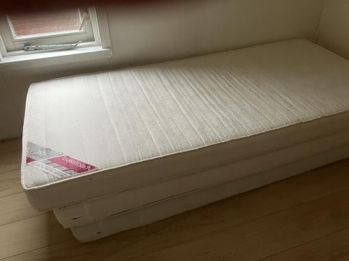 GRATIS 3 stevige matrassen