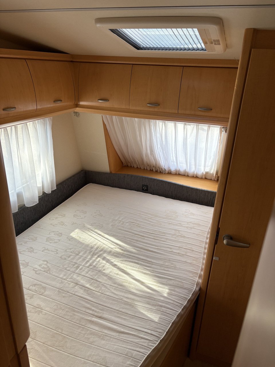 Hobby 500 kmfe stapelbed & stalling