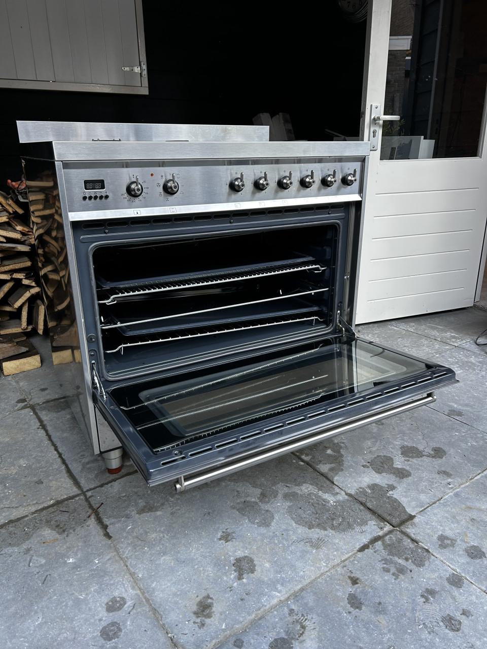 Gasfornuis van Smeg, 6 pitten en grote oven