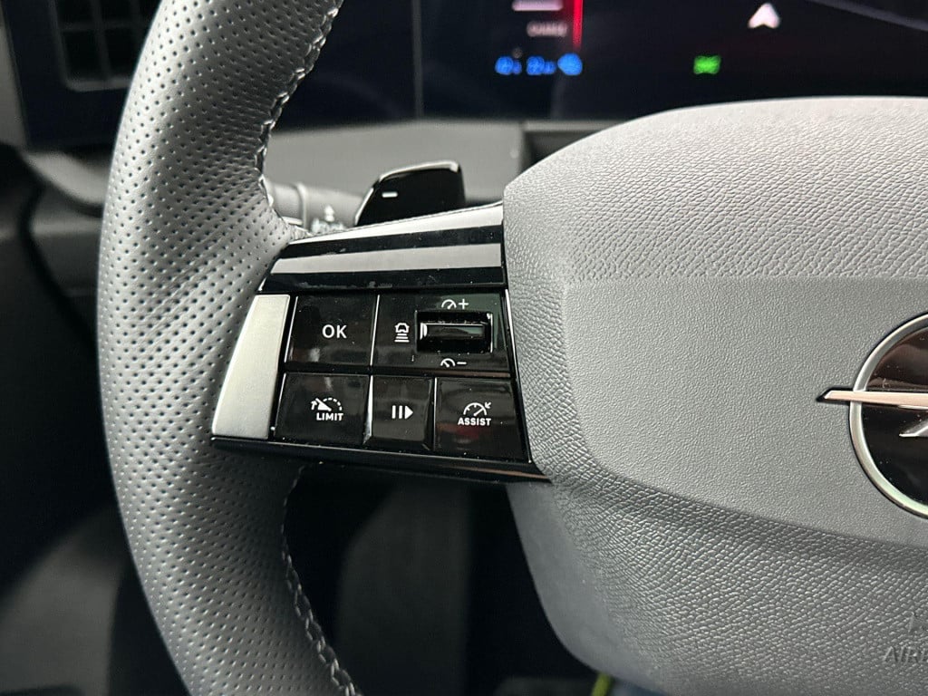 Opel Astra 1.6 turbo plug in hybrid ultimate | voorraadmodel | snel rijden 