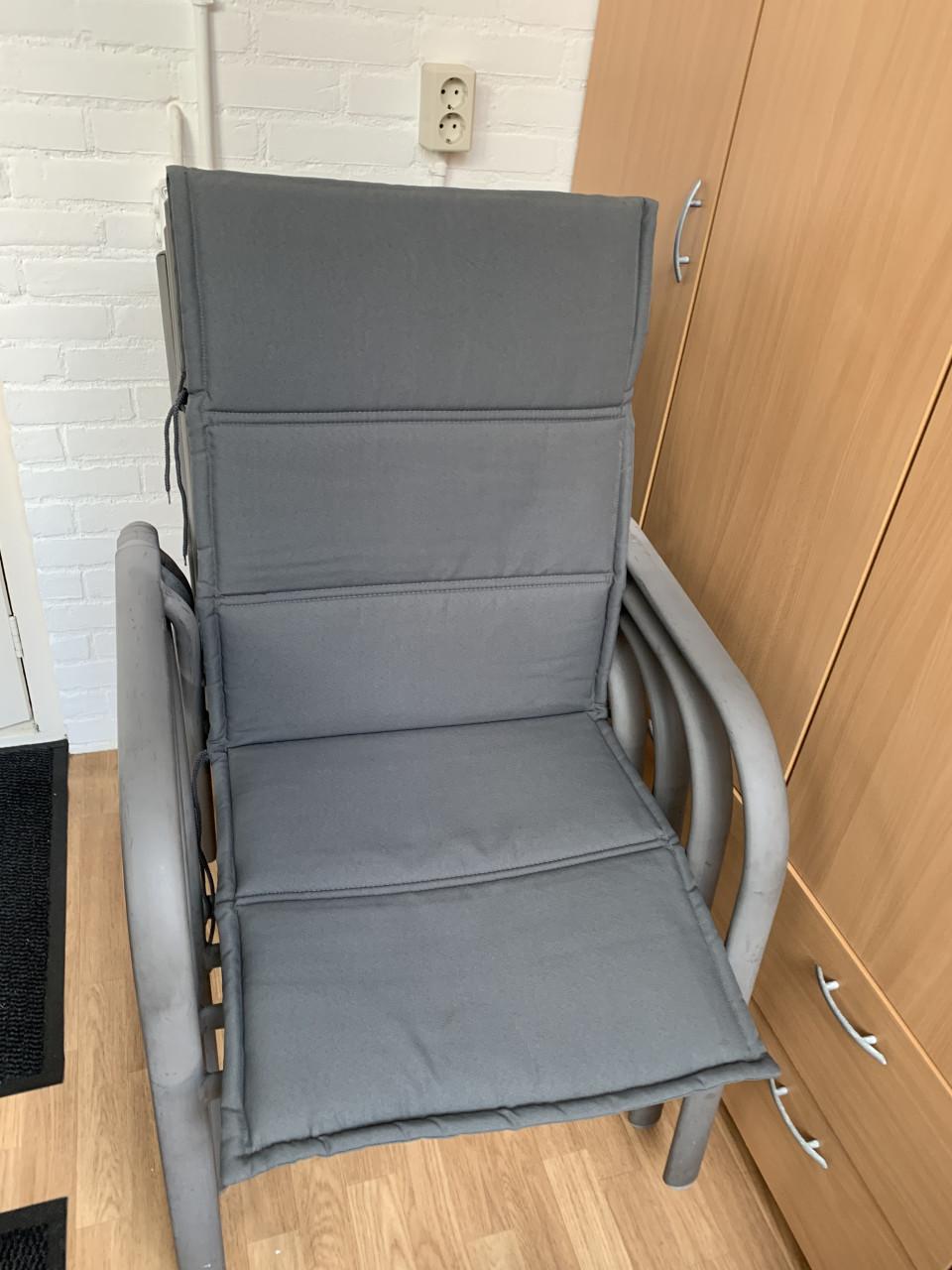 Tuinset met 4 stoelen, bijpassende kussens en een hoes