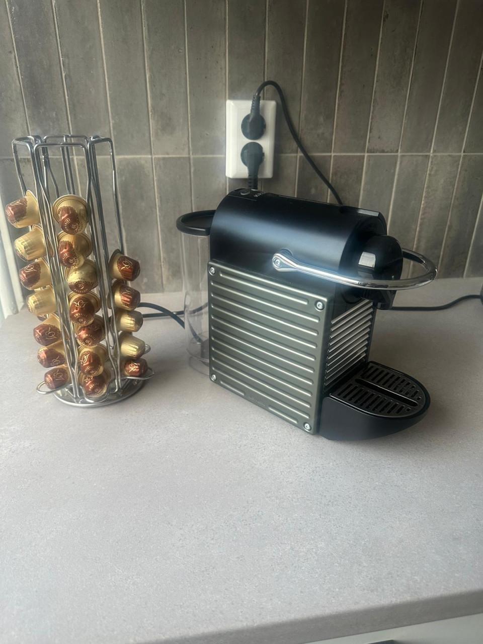 Koffiezetapparaat met cups