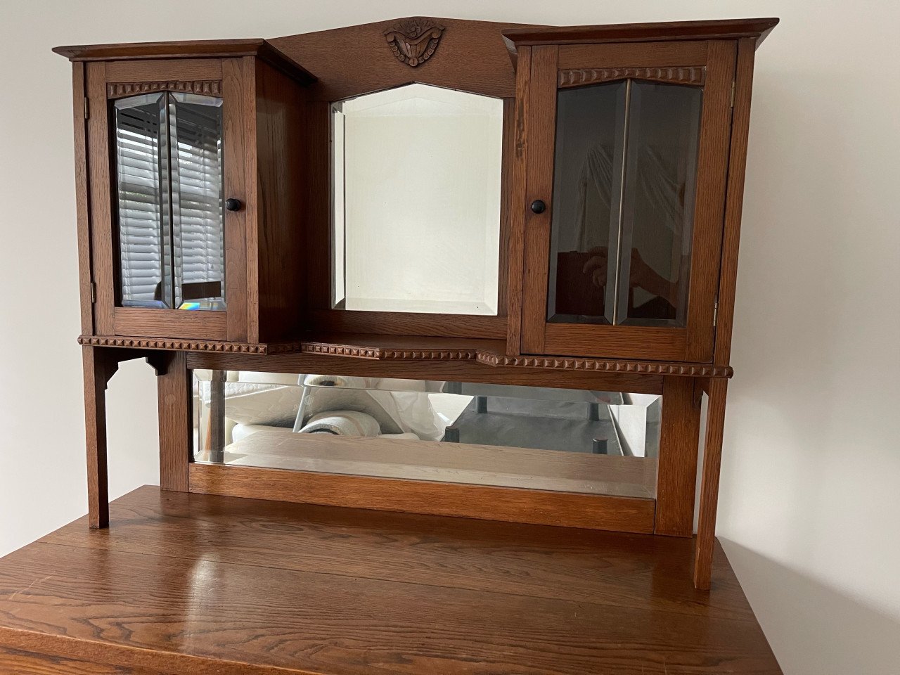 Antiek romantisch kastje met facetglas