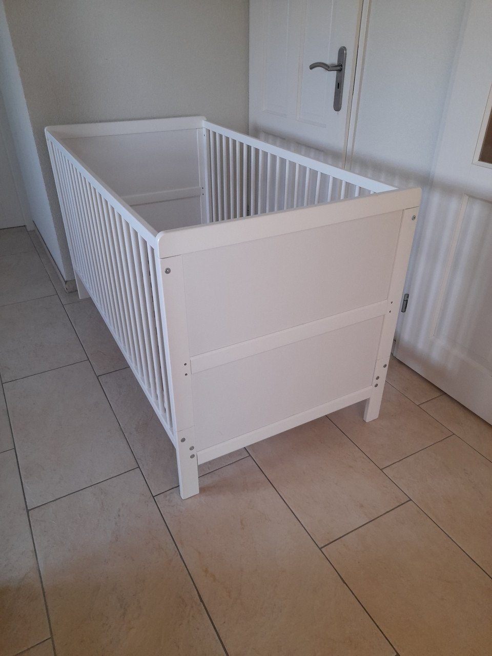 Leuk wit Peuter bed 70 x 140  x 82H   ( in goede staat )