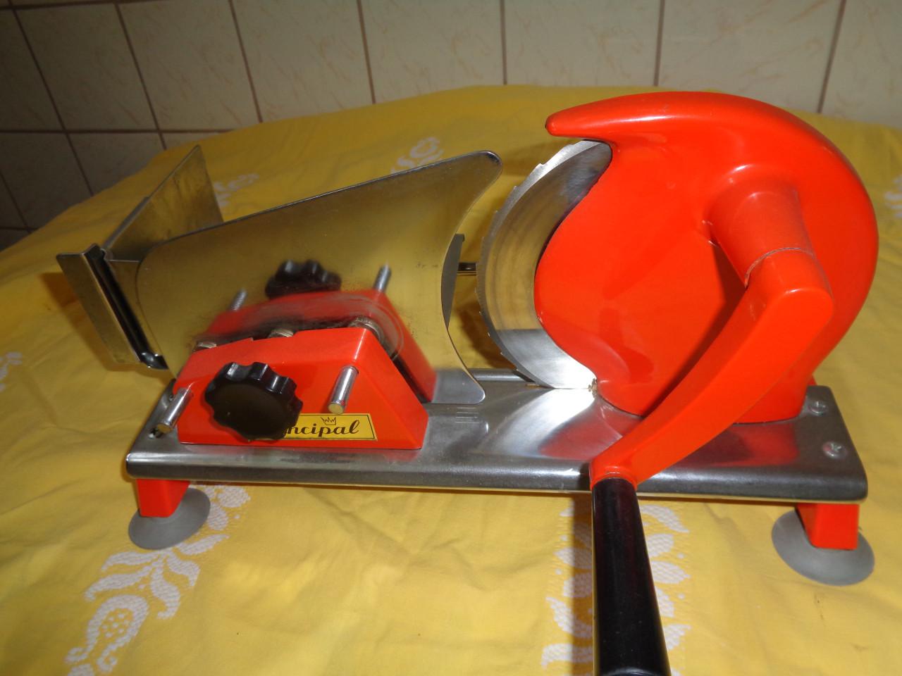 Brood en vleeswaren snijmachine.