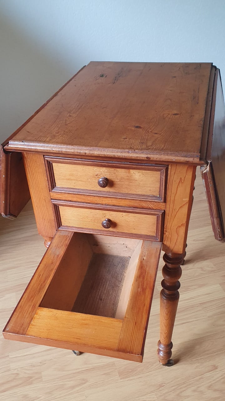 Antieke bijzet tafel type hangoor