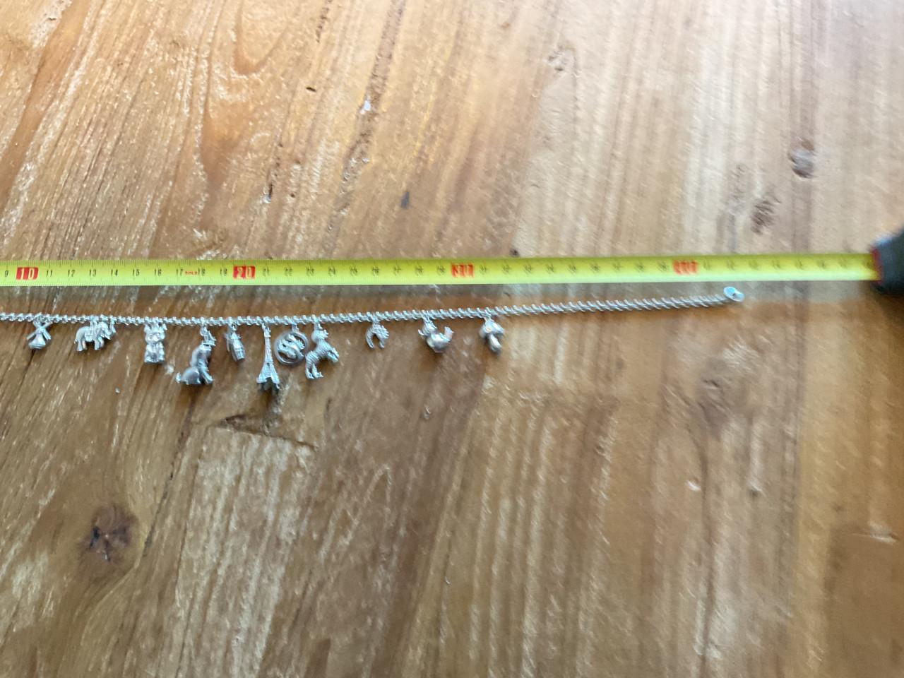 Zilveren bedelketting 42 cm, 11 bedels, o.a. eifeltoren.