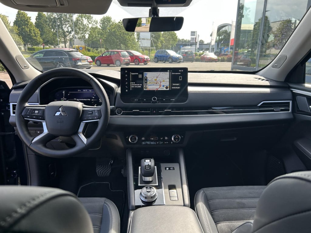 Mitsubishi Outlander 2.4 phev first edition caravantrekker van het jaar!