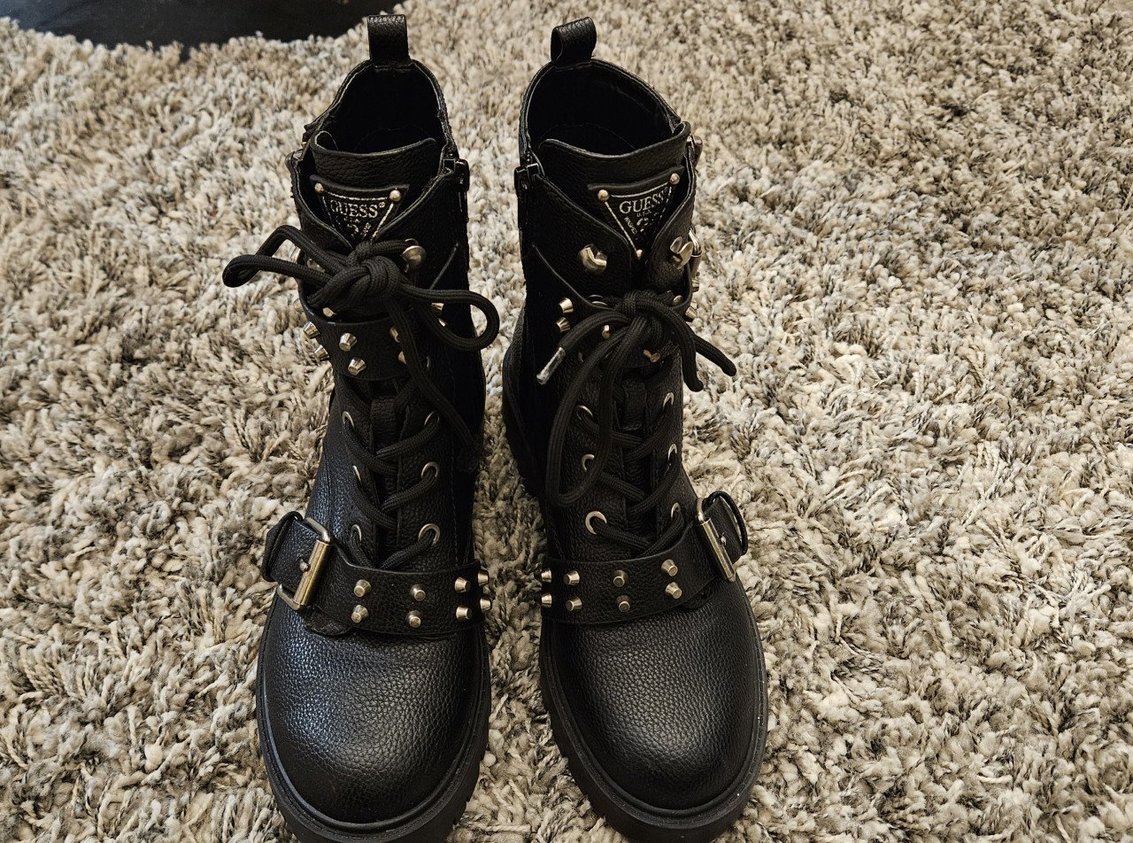 Zwarte GUESS veterlaarzen met gespen en studs