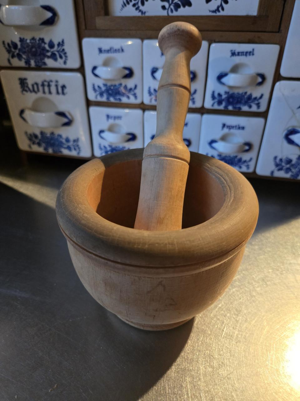 Klassieke houten vijzel met stamper, H 9 cm Ø 11 cm Lengte stamper 16 cm