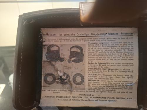 Cambridge Disappearing Filament Pyrometer met leren tas 100 jaar oud