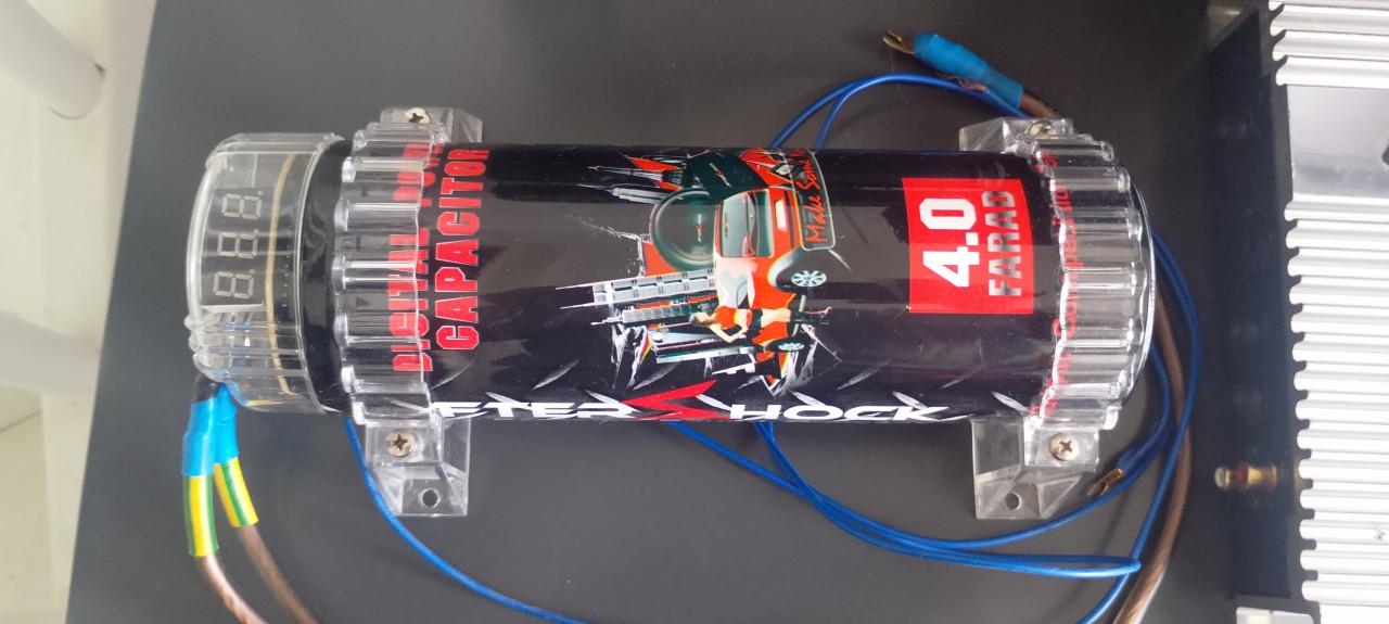 Subwoofer met 2 Radio's , condensator en kabels