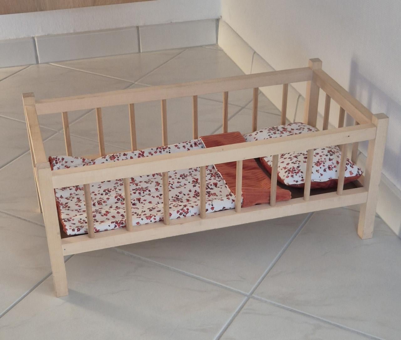 Houten poppenledikantje