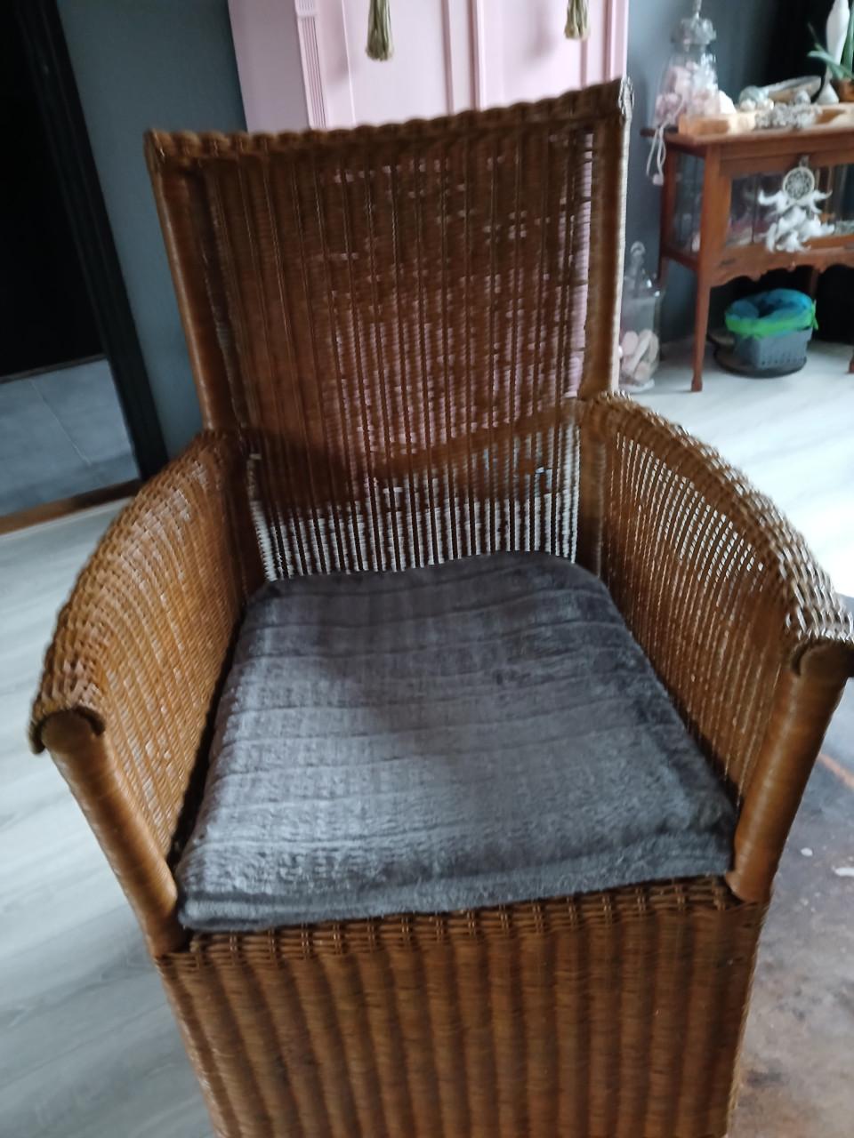 2 nog goede rotanstoelen