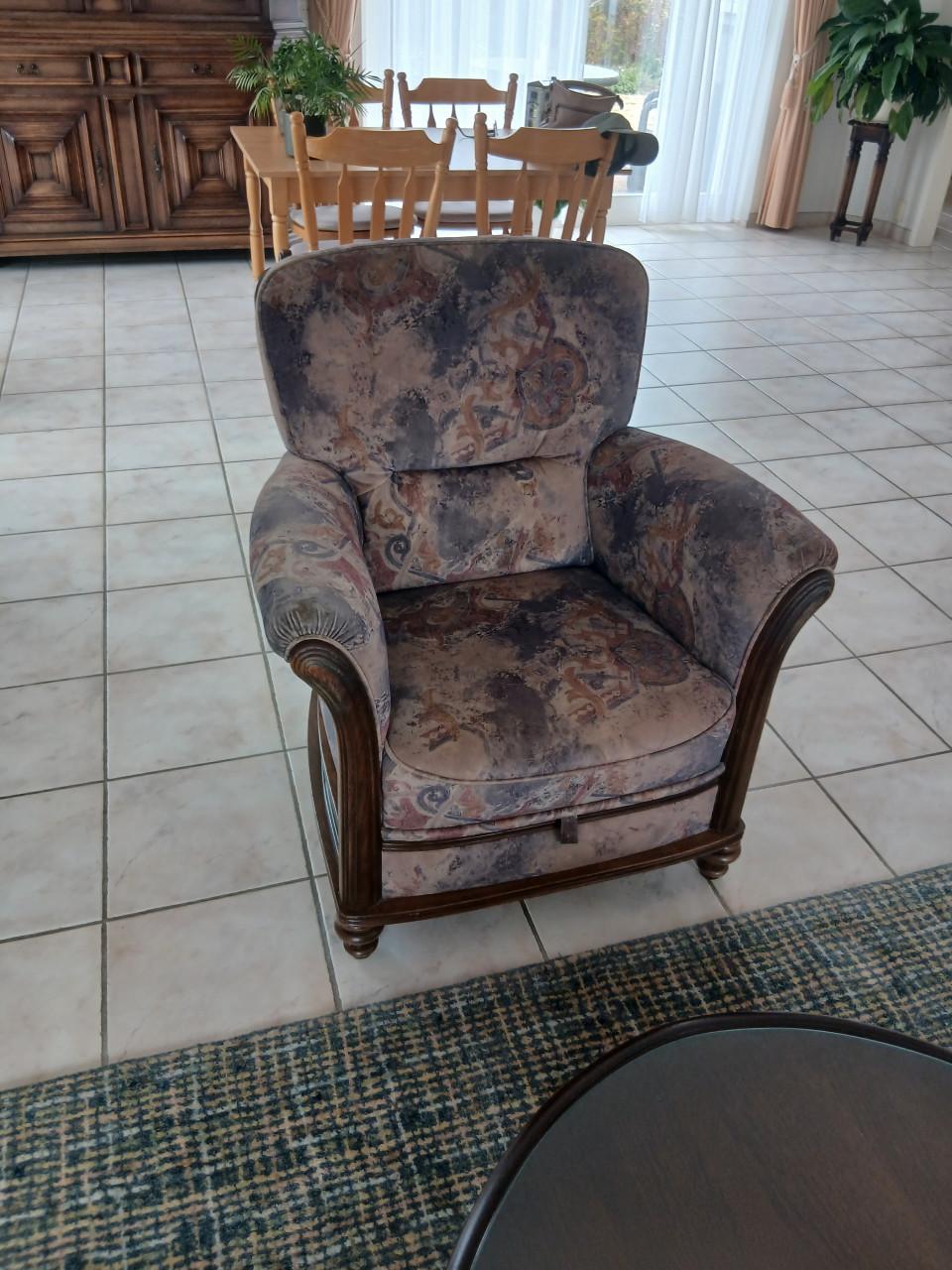 Gratis Bankstel, 3 fauteuils, salontafel, kastje en eventueel vloerkleed