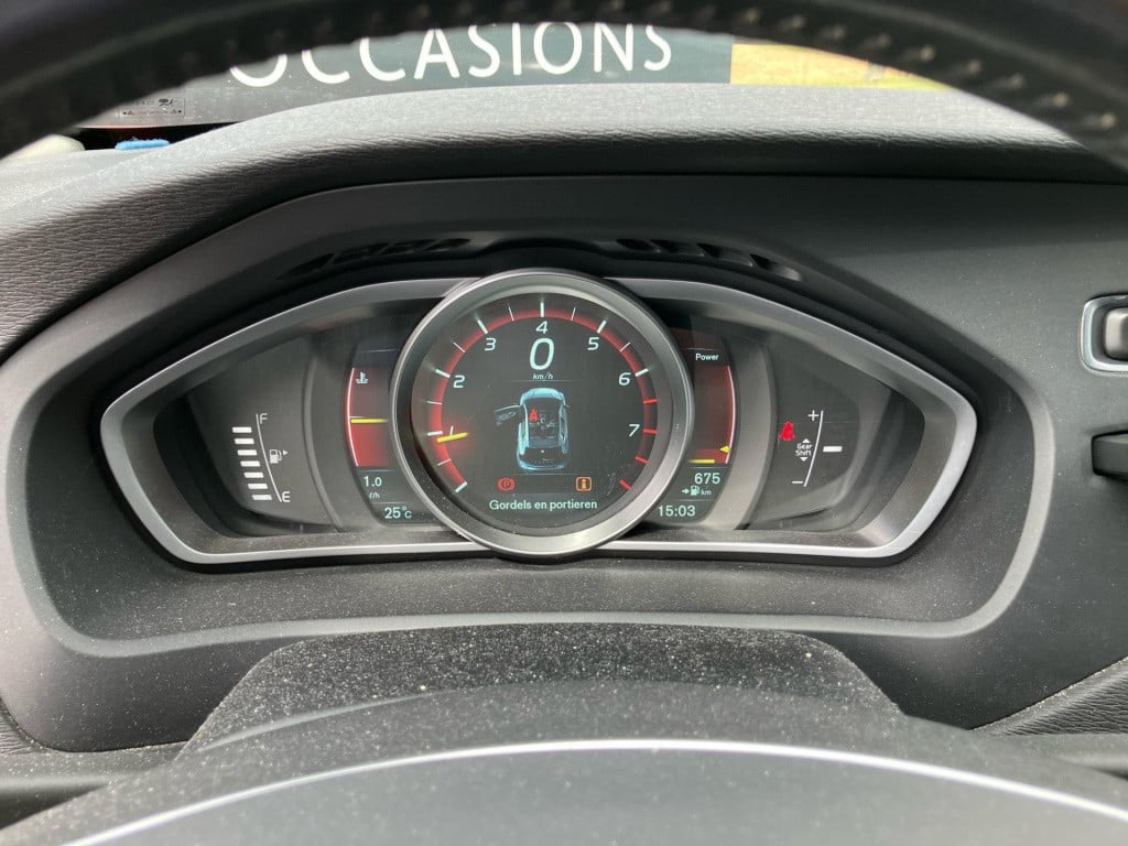 Volvo V40 2.0 t3 momentum | panoramadak | navigatie | cruise control | trek
