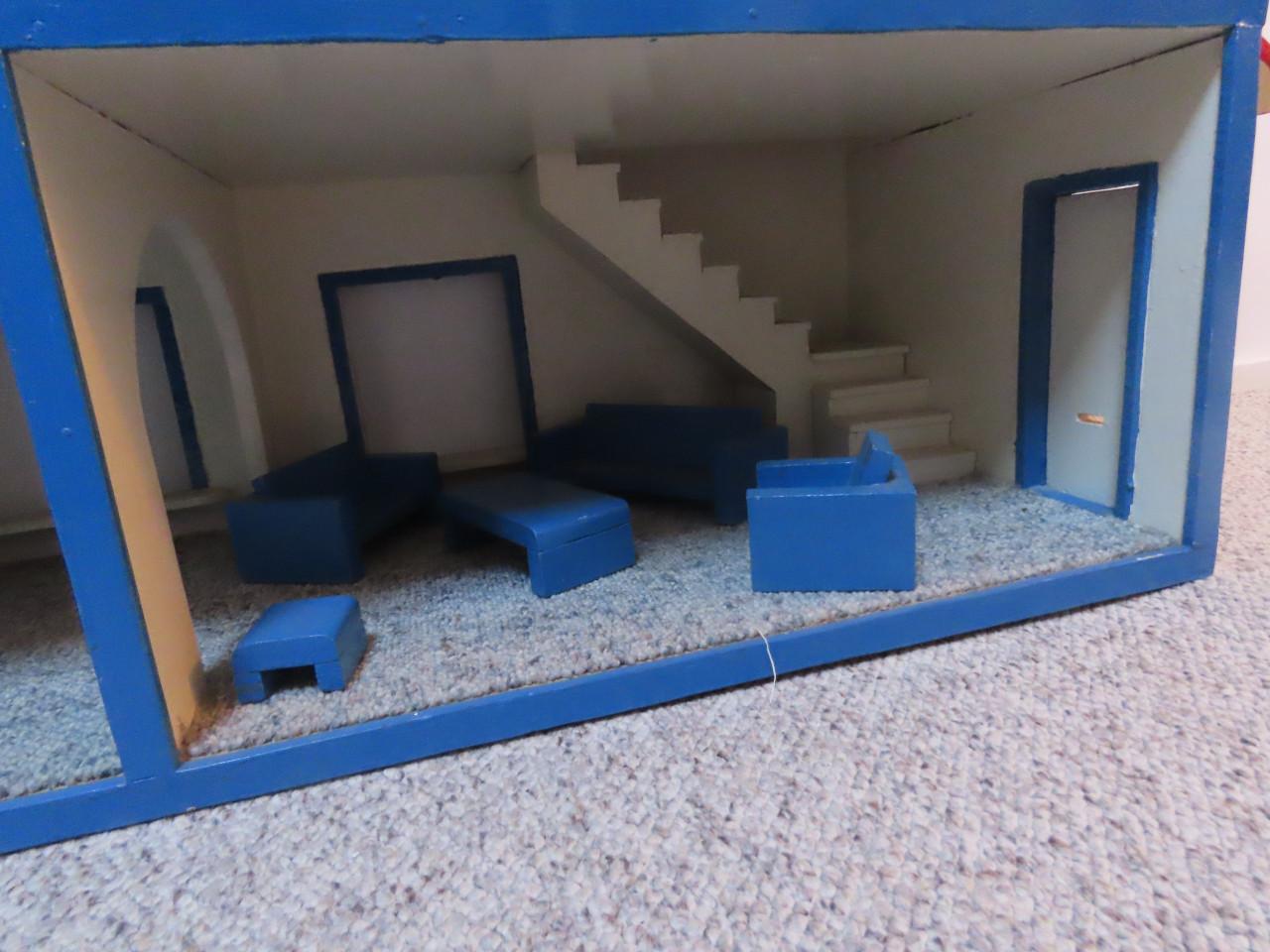 Houten poppenhuis incl meubeltjes
