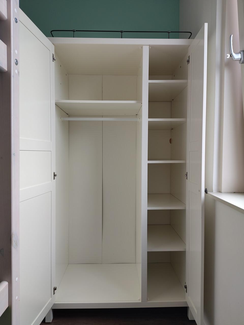 Kwalitatieve kledingkast aangeboden (Ikea Hemnes)