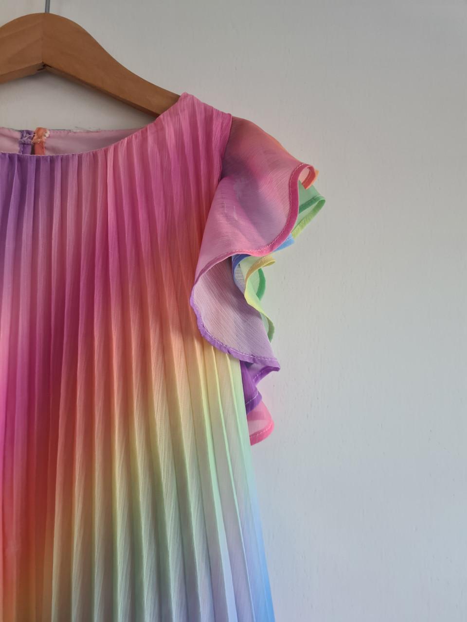 H&M geplisseerde chiffon A-lijn jurk met regenboogstrepen.  Maat 122-128