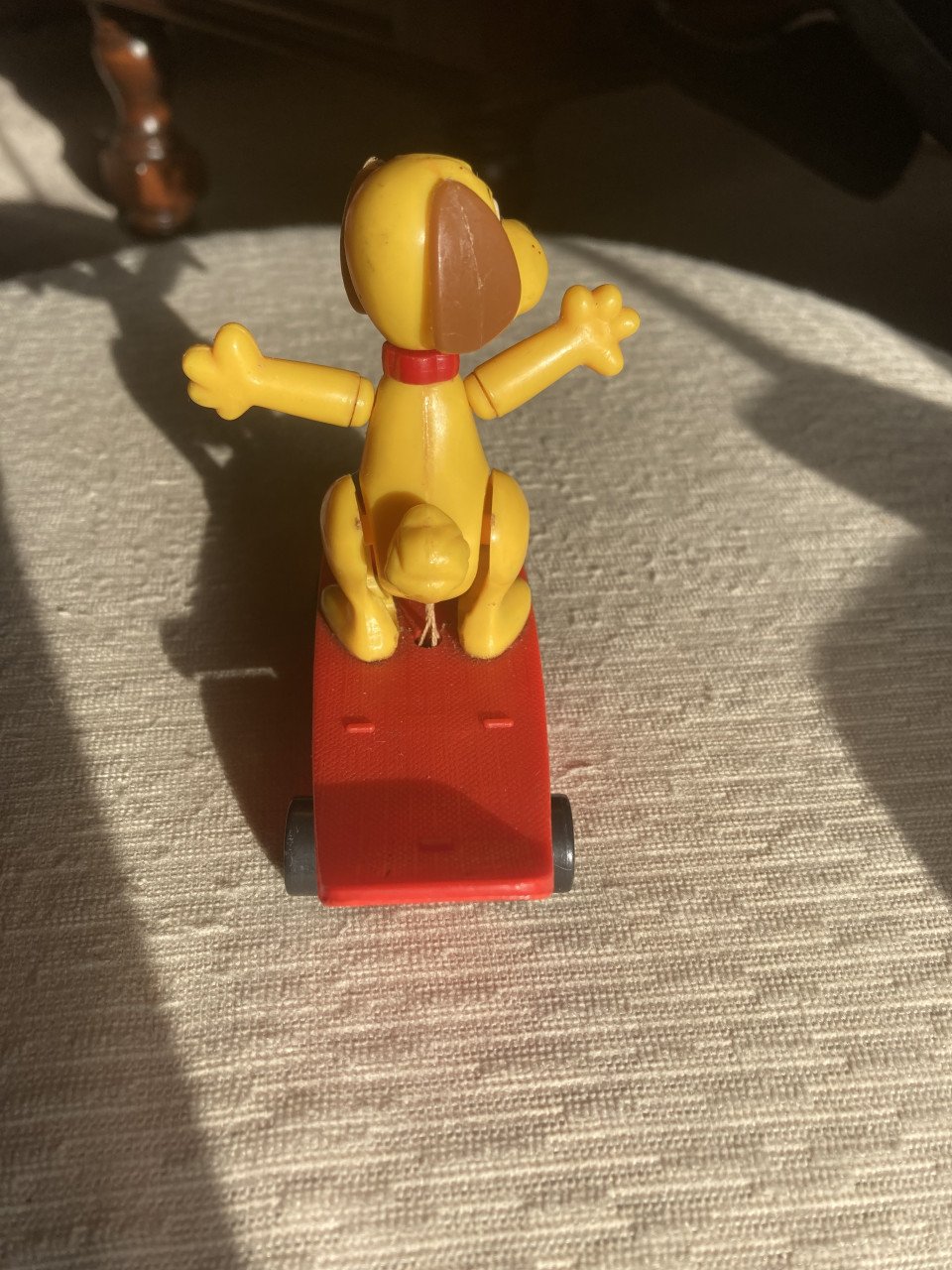 Drukknop figuur hond op skateboard