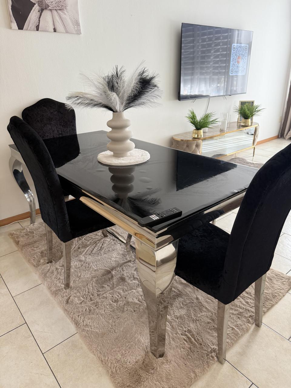 „Ik wil een eettafel met stoelen als set verkopen.“
