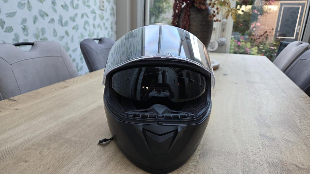 Mooie matzwarte motor, brommer of scooterhelm in nieuwstaat in maat L