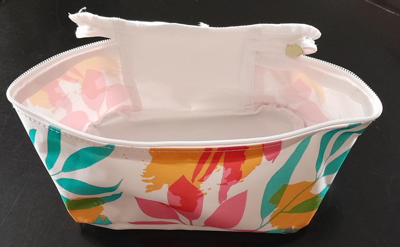 Eenvoudige nieuwe toilettas.
