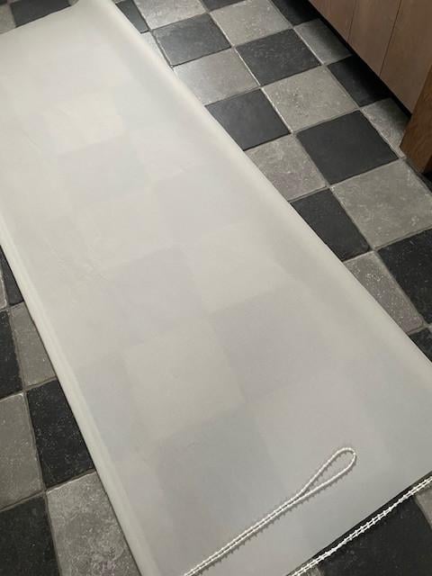 Rolgordijnen: 1 donker grijs verduisterend, 1 licht grijs