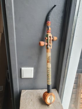 Heel leuk handgemaakt egyptisch Muzieksnaarinstrument, heel kleurrijk..