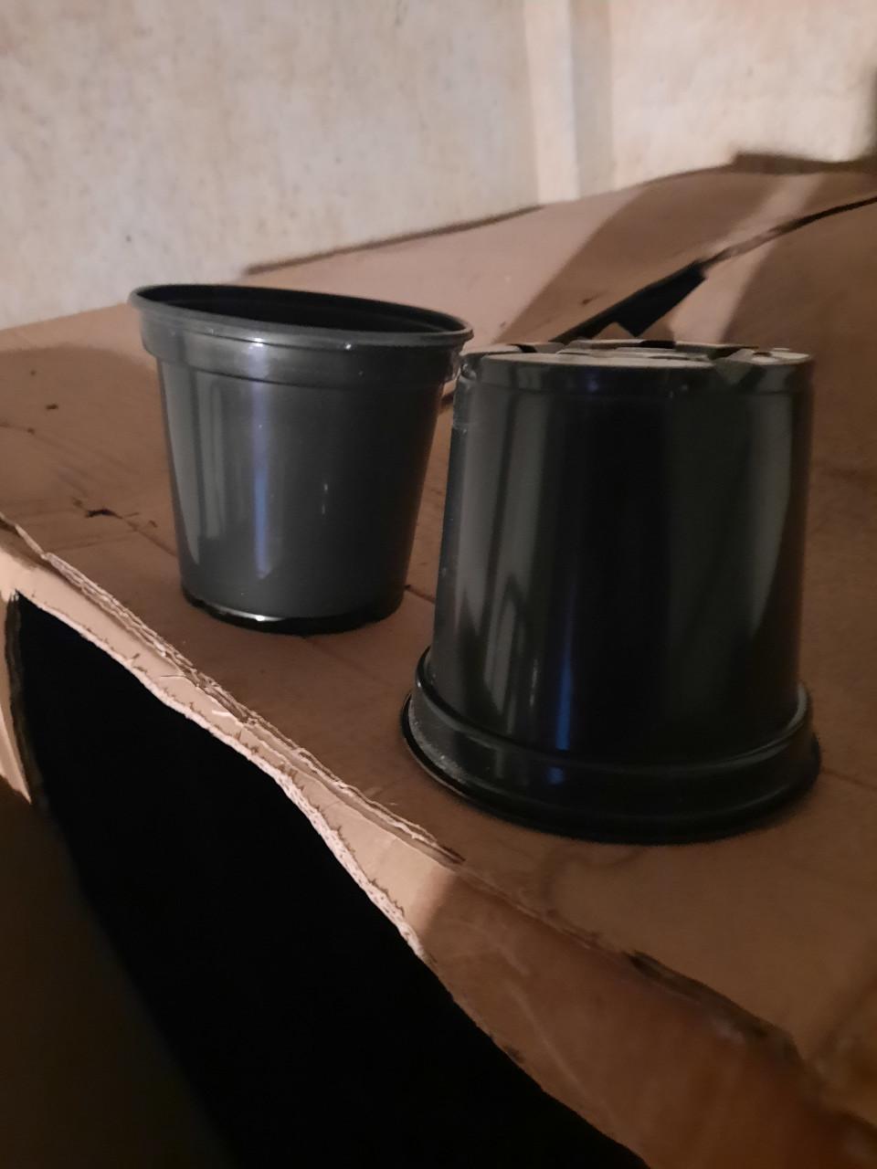 Partij ongebruikte plastic potten P14