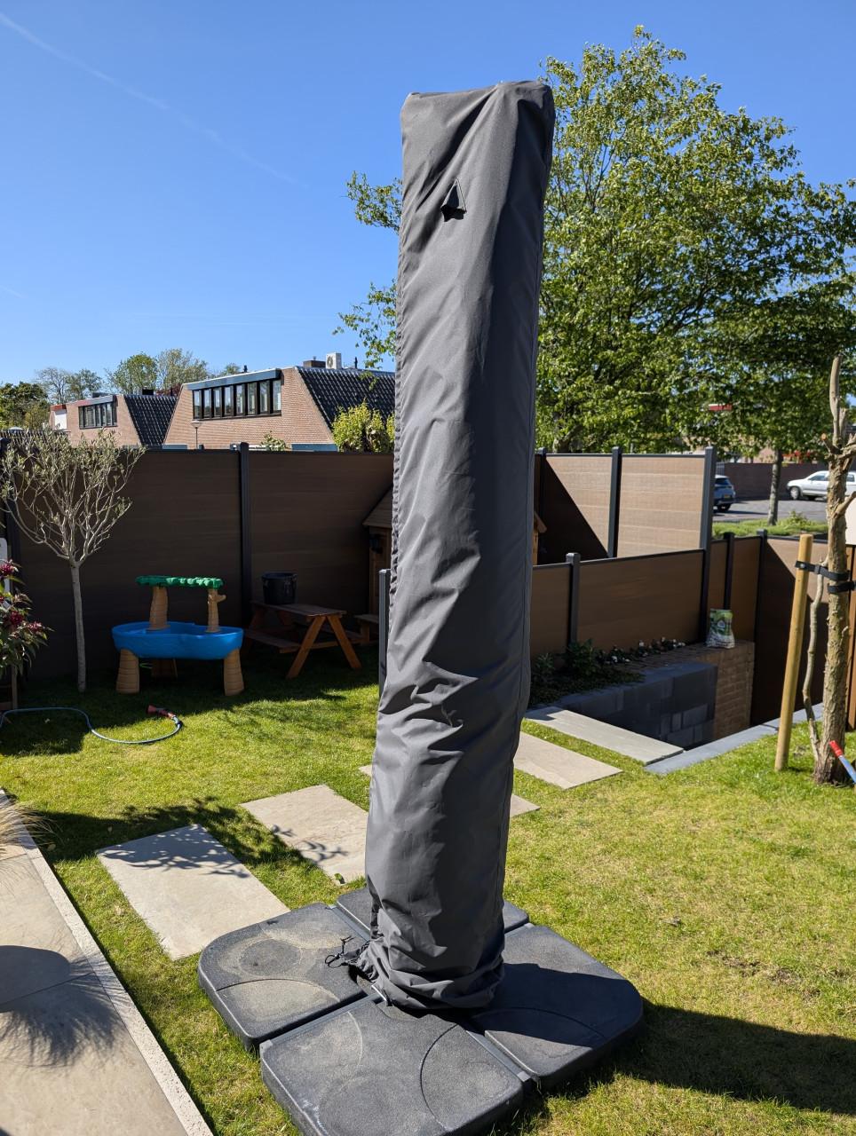 Grote zweefparasol 300*400 cm met stevige hoes en tegels