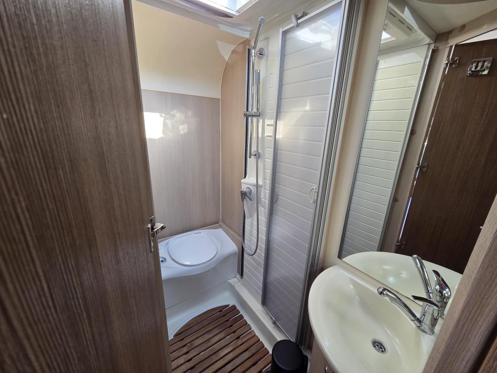 Burstner Onbekend but660 luifel | keuken | omvormer | toilet en douche | ru