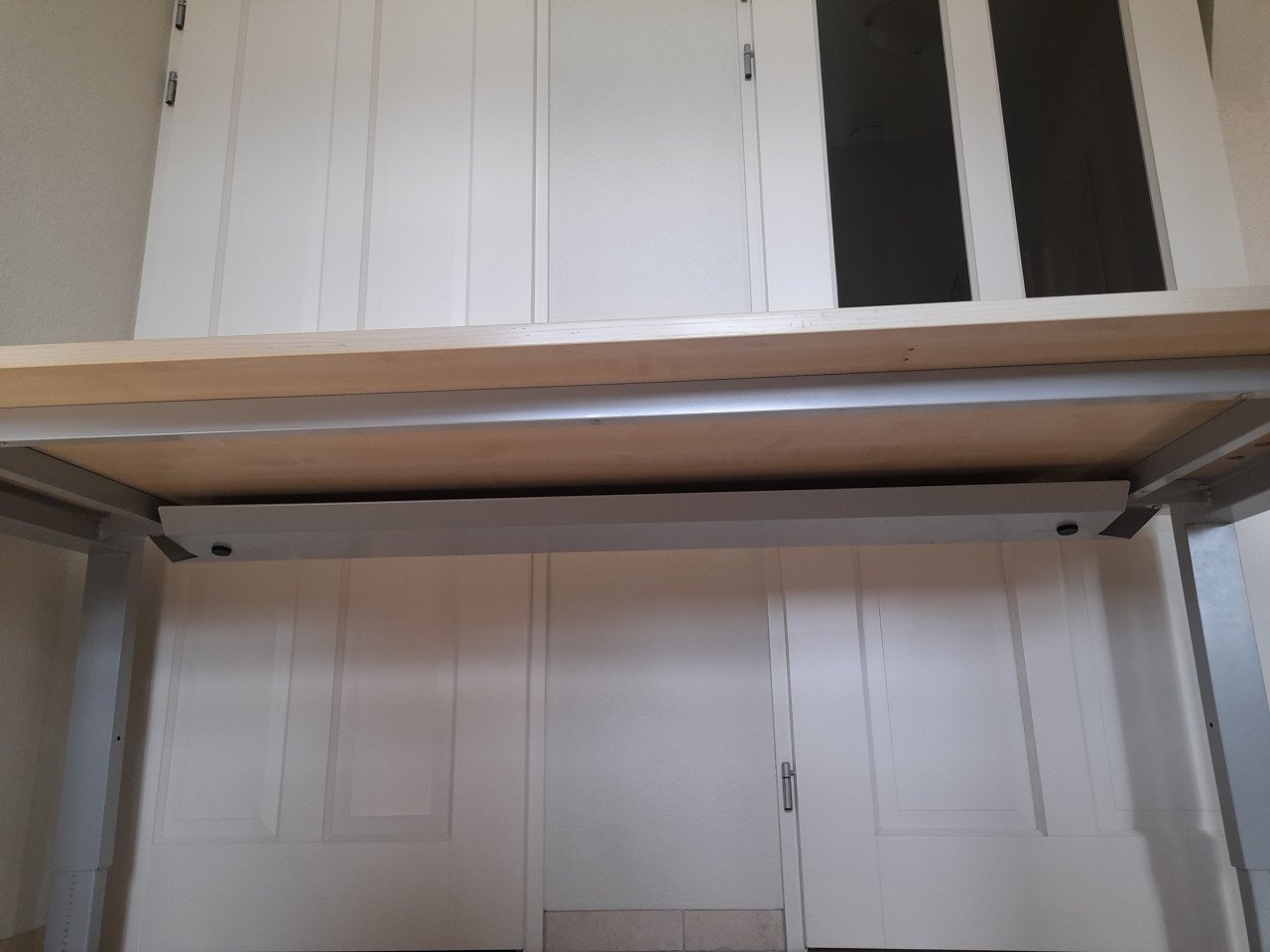 Bureau 80 x 200 (in hoogte verstelbaar van  62/82 cm) in goede staat!