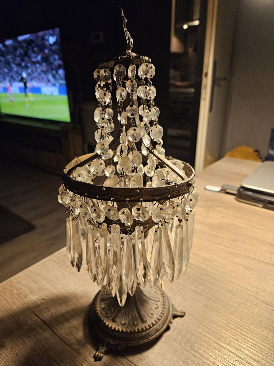 Prachtige antieke kristallen tafellamp met kralen en pegels