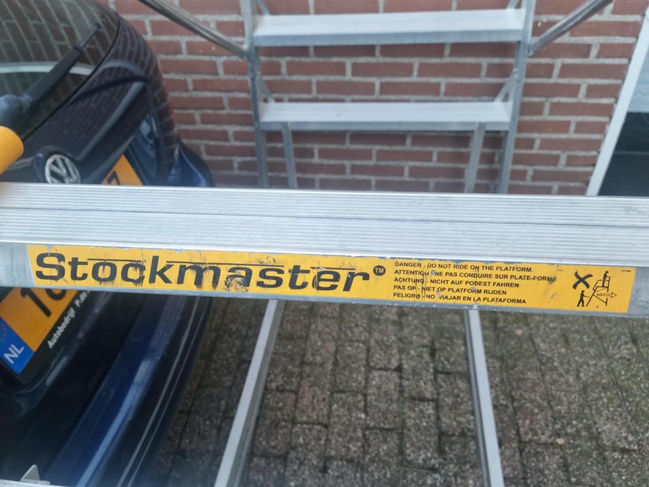 Staande ladder met bordes van aluminium