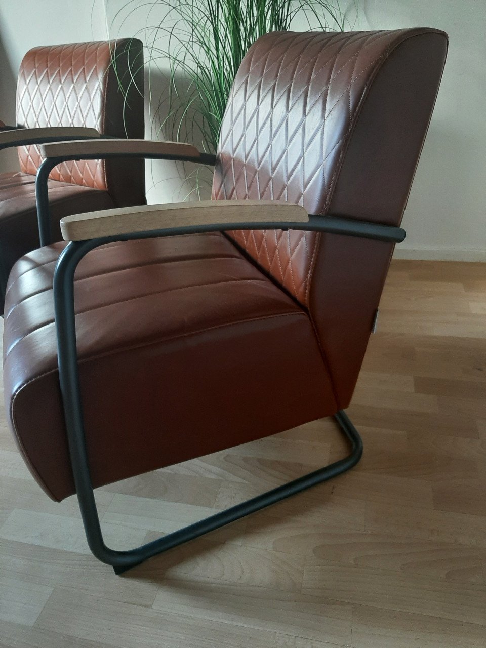 2 lounge stoelen, kleur bruin, merk RV design