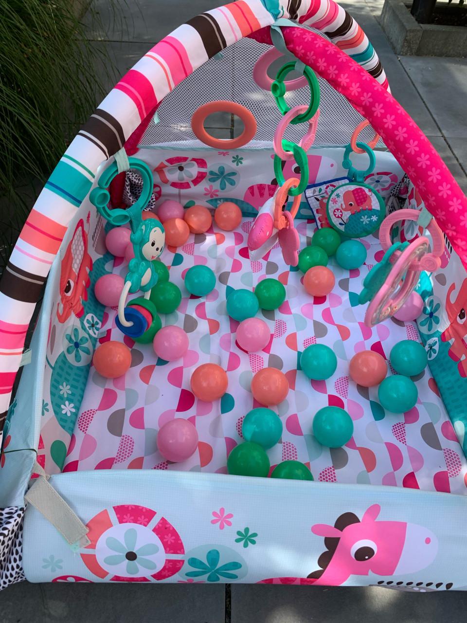 Speelmat ballen/ babygym met boog roze