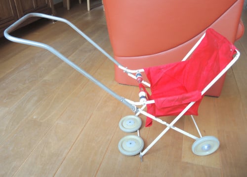 Oude poppenwandelwagen - opknapper