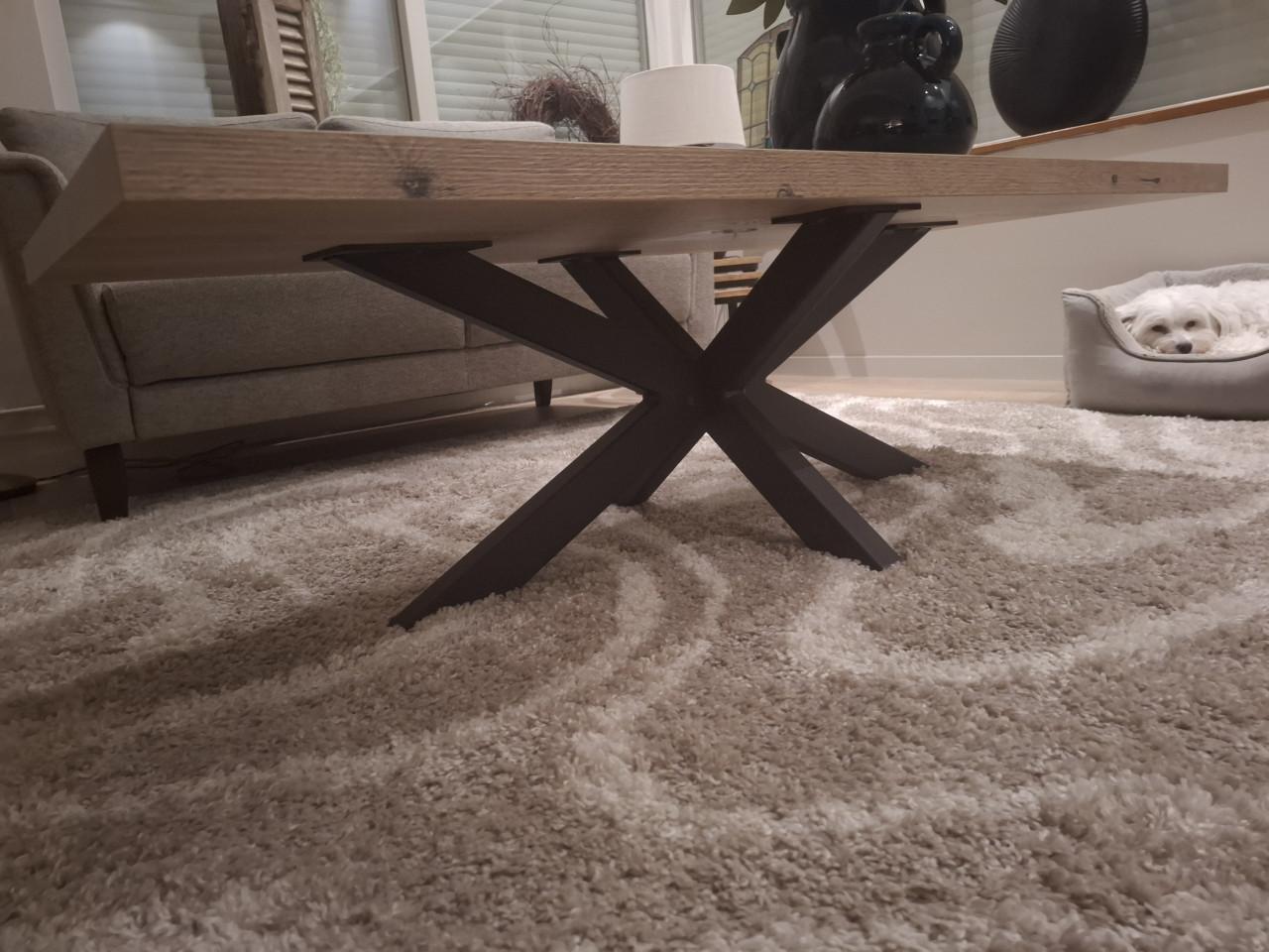 Kunststof salontafel met metalen onderstel